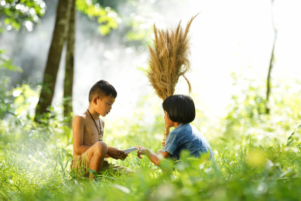 小学生拿书