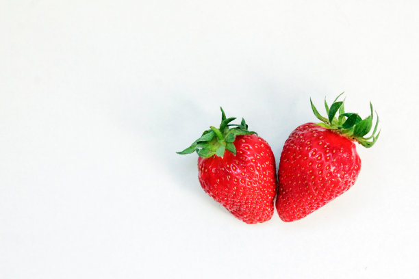 白色背景上的新鲜草莓