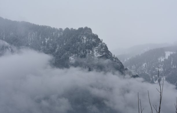 山川云雾缭绕美丽自然风光