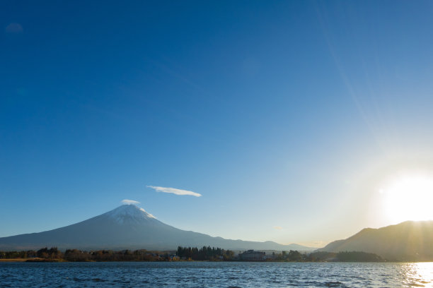 蓝天下的富士山