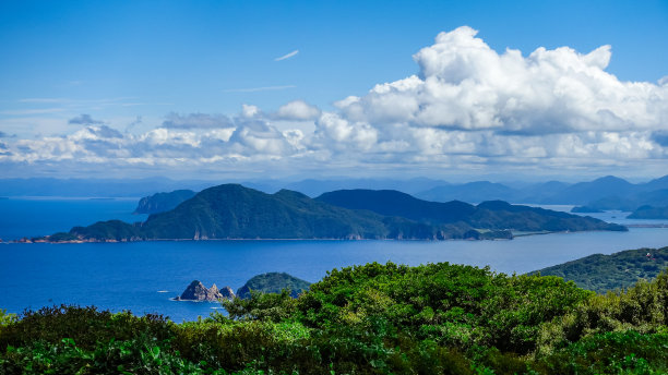 蓝天白云大海风力发电风景