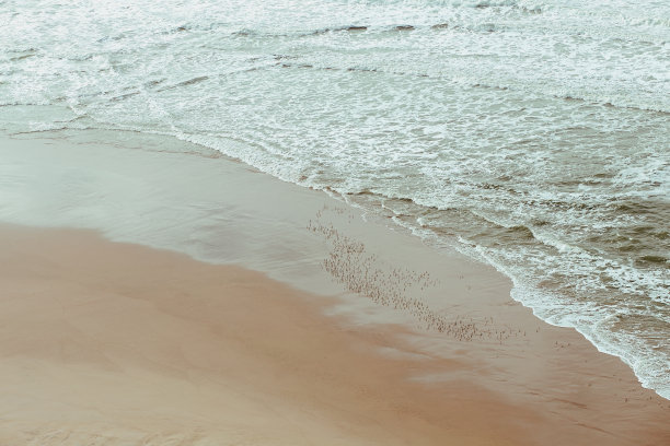 航拍大海沙滩浪花背景素材