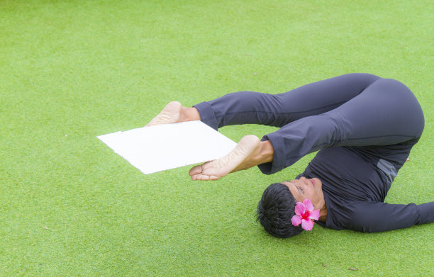 瑜伽广告瑜伽人物图片