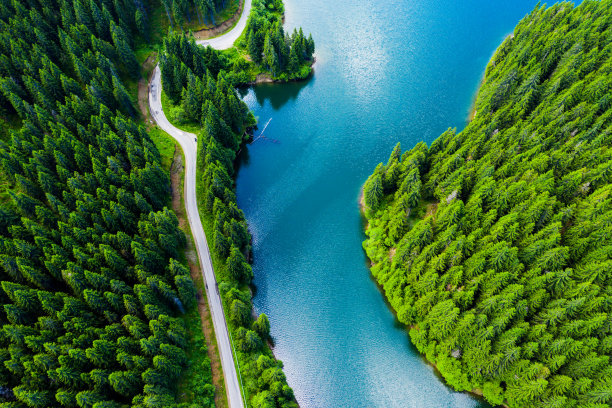 无人机航拍秋季湖泊森林