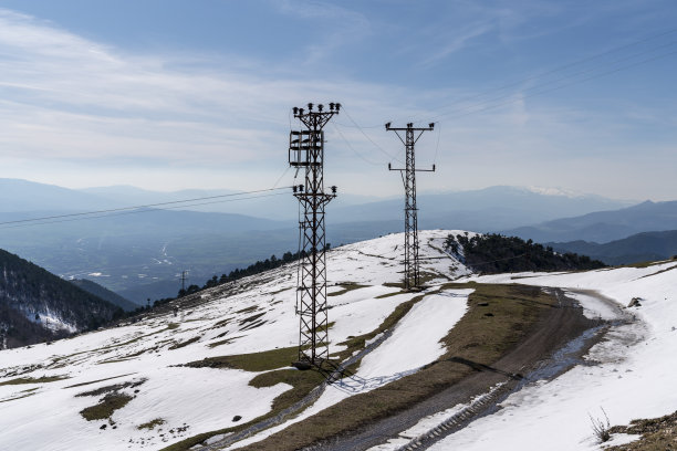 冬季远山村庄雪景