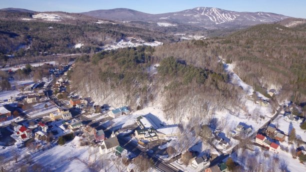 冬季远山村庄雪景