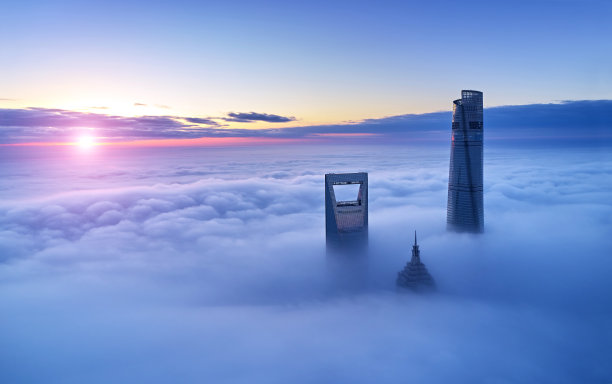 蓝天白云下的上海