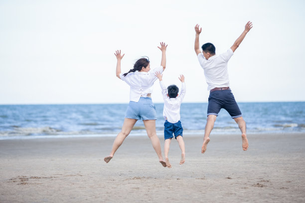 沙滩上的幸福家庭