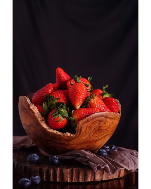 木桌上的草莓