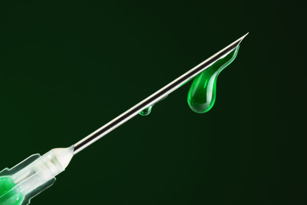 针管和绿色液体