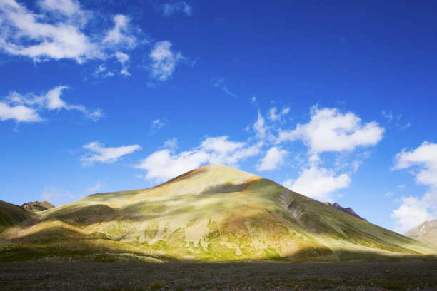 仰视山峰