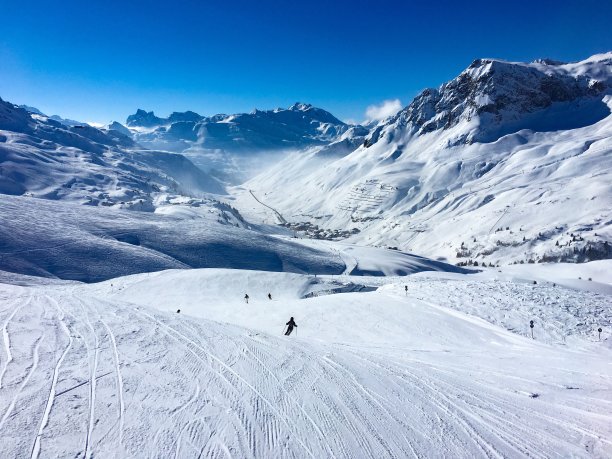 雪山积雪滑雪场