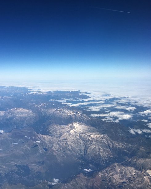 夏日俯瞰积雪山峰