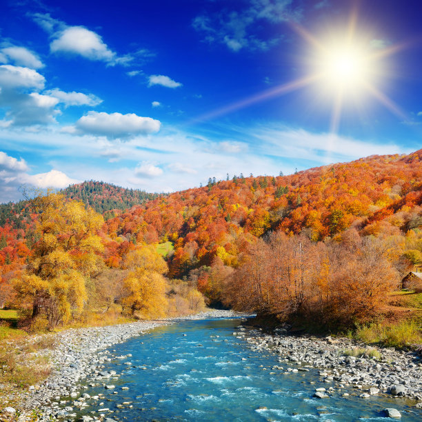 秋季蓝色河水