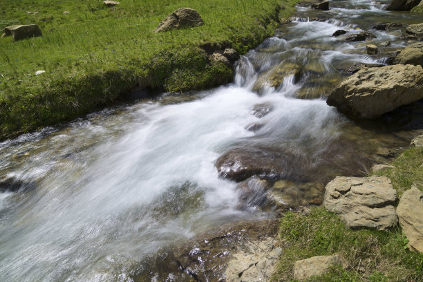 山峦水道