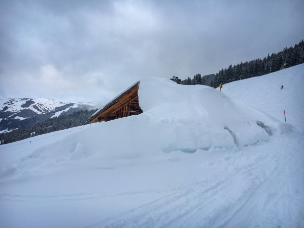 山区农家小雪覆盖