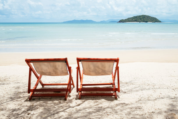 沙滩上的休闲躺椅