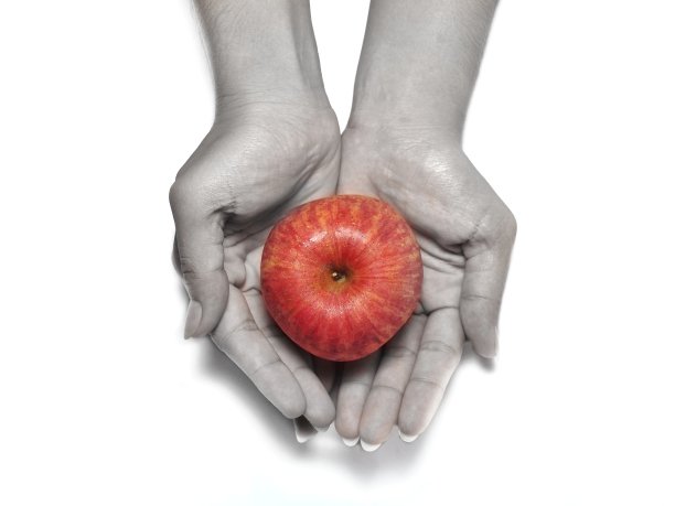 女人手拿着苹果