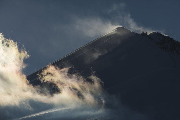 天空下的白云山峦