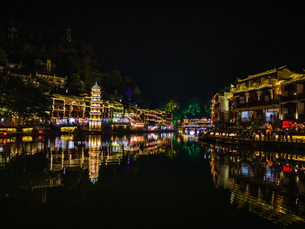  凤凰古城夜景图片