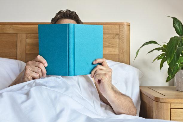 在床上看书的成熟男人