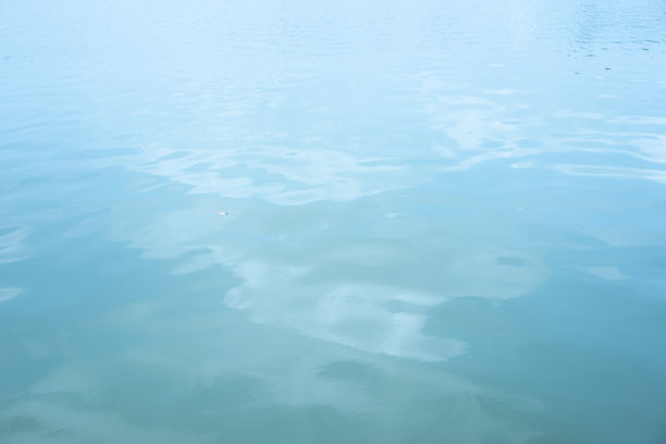 蓝天白云湖水清澈浪花