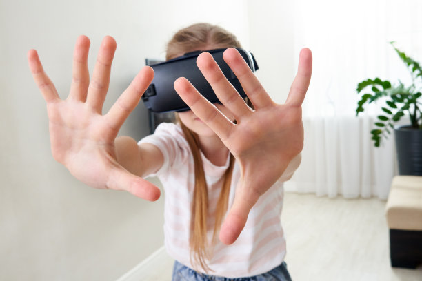 孩子看虚拟现实模拟器