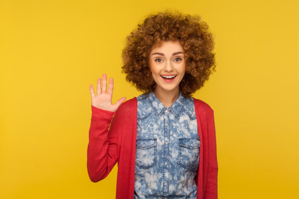 友善姿态张开双手微笑迎接你