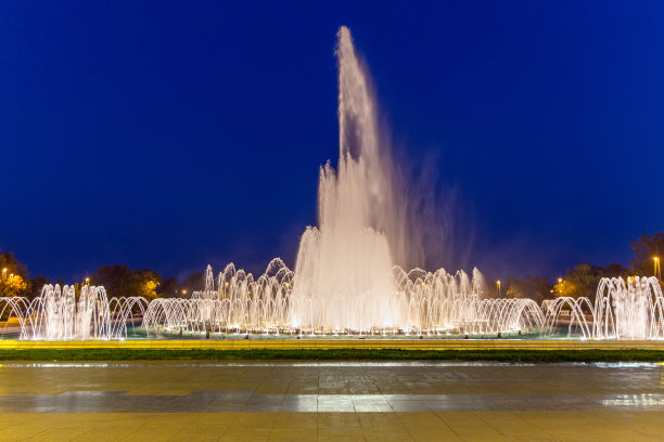 城市街头喷泉