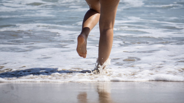 在沙滩上奔跑的女人