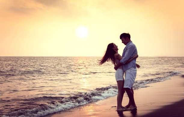 幸福的情侣拥抱在海滩上