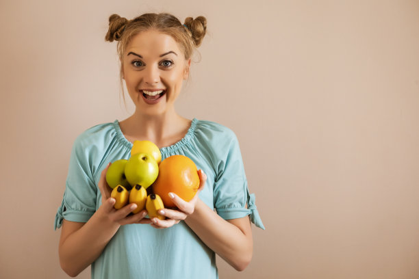 健康饮食，快乐女人吃苹果和梨