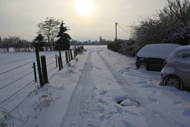 车上覆盖着积雪