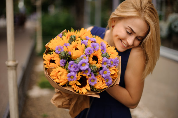 微笑着拿着鲜花的女人