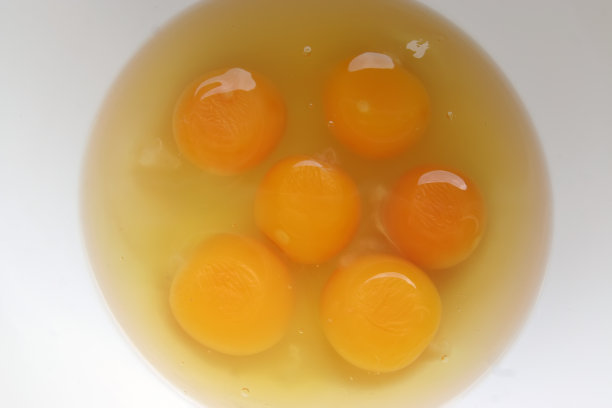 白底上的蛋黄果