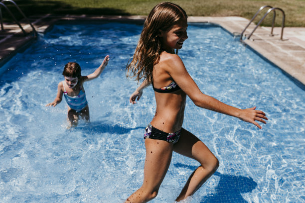 儿童节快乐在游泳池的孩子