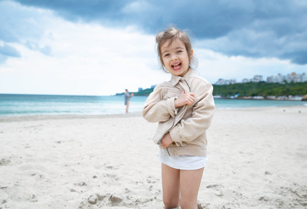 小姑娘在海滩