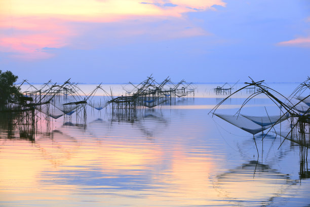 湖景 黄昏 落日 码头 木船