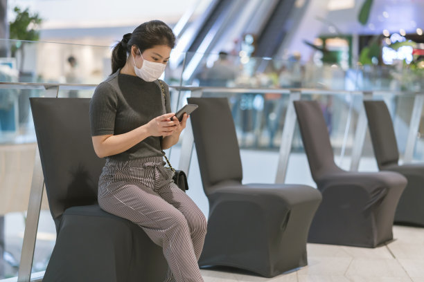 机场商务人员使用手机