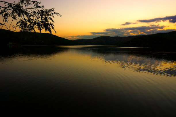 秋季湖泊夕阳太阳倒影