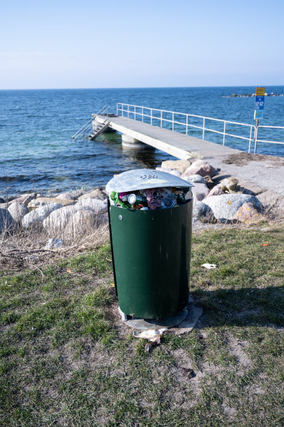 海滩垃圾桶