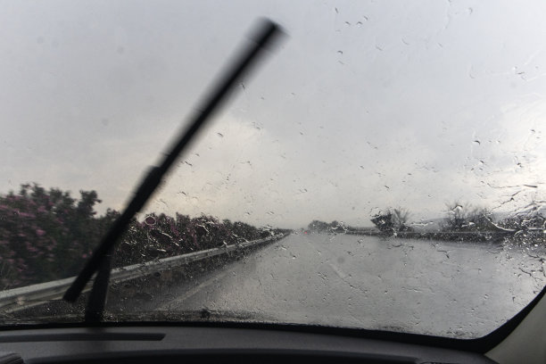 雨天开车注意安全