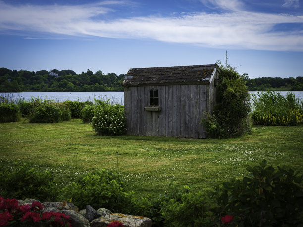 湖边的木房子