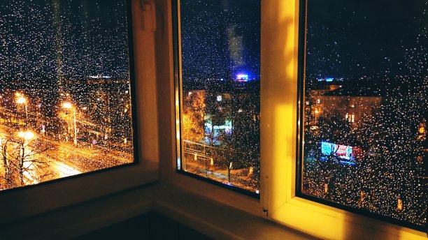 夜景下雨天窗外