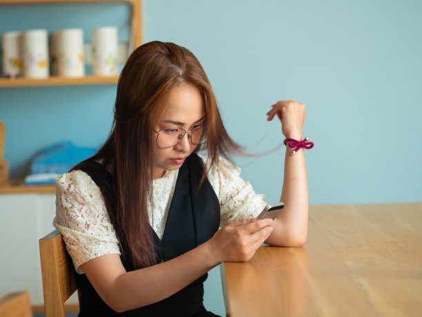 女人在家里用手机