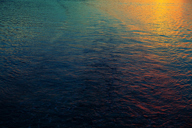 水中色彩斑斓的倒影