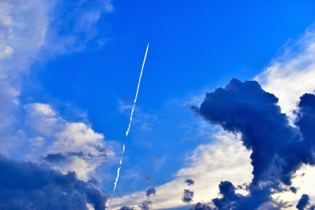 飞机掠过云海