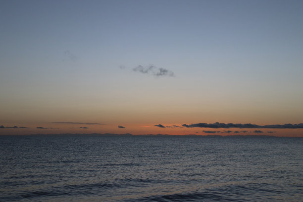 晨霞下的青海湖