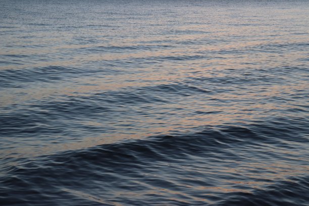 晨霞下的青海湖