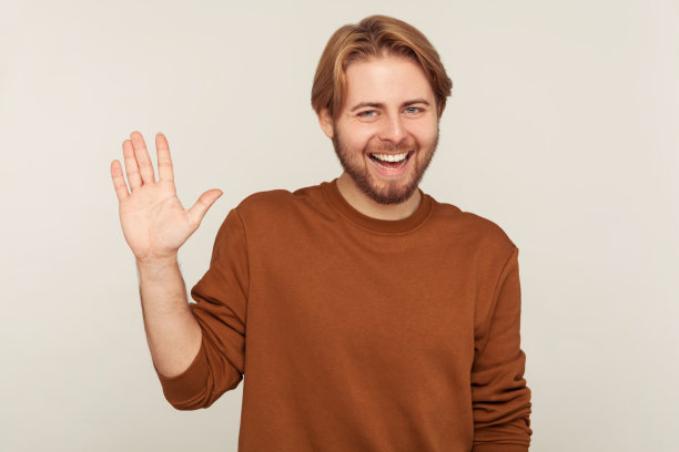 友善姿态张开双手微笑迎接你